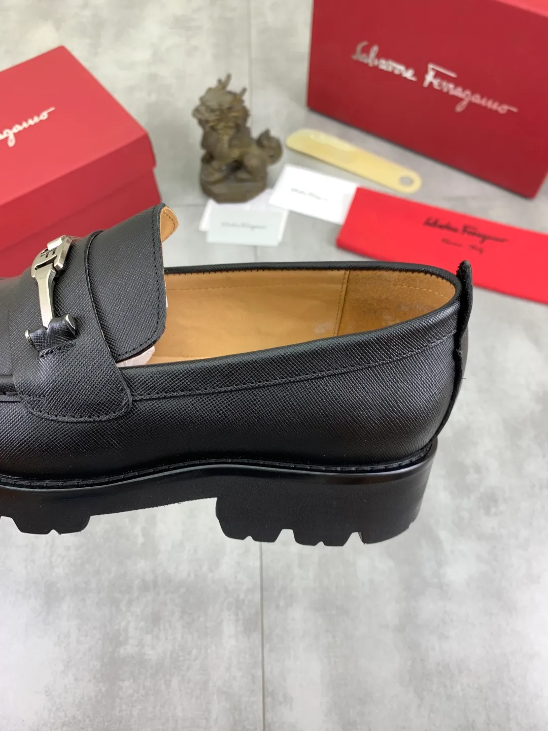 Men's Men's Shoes 💰P480💰[New Style] Water-dyed Niuli 🆘[Salvatore Ferragamo] Ferragamo's latest casual business leather shoes for men! Listed simultaneously! The fabric is made of specially imported original calfskin, and the interior is made of imported water-dyed cowhide. It is absolutely luxurious and leads the fashion trend. Matching code: 38-44 (45 and 46 can be customized) Multiple colors available